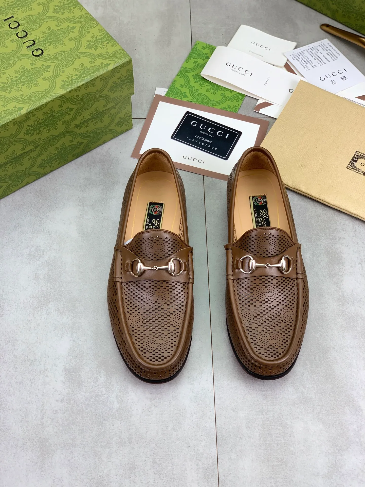 Factory price P980💰💎💎💎Top version (original high-grade genuine leather outsole) Full upper and inner lining cowhide punching design (summer essential) Brand: [GUCCi] Gucci's new business formal casual leather shoes Standard code: Men's size 39–44 (38 45 46 needs to be customized) Grade: Same as the official website Original quality Material: Original calfskin Water-dyed cowhide lining Original genuine leather outsole Style categories: Men's fashion Formal casual leather shoes Slip-on men's shoes series Young fashion European and American trends British style Casual matching Comfortable feet Color: 3️⃣ colors available Actual pictures